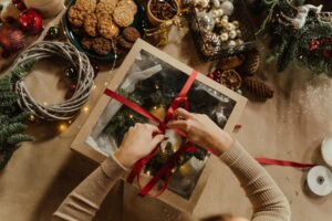 Read more about the article Wyjątkowe doznania smakowe: gotowe paczki świąteczne dla miłośników czekolady, wina i innych delikatesów 